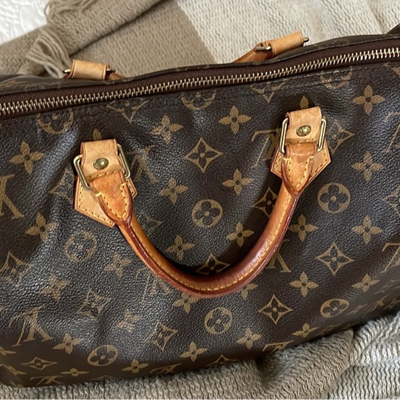 Great Bag! Inside is roomy with pocket. - Picture 4 of 4